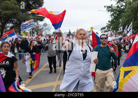 Montevideo, Uruguay. 22 ottobre 2024. I sostenitori si sono riuniti in una manifestazione dell'alleanza di sinistra Frente Amplio, cinque giorni prima delle elezioni uruguaiane. Credito: Santiago Mazzarovich/dpa/Alamy Live News Foto Stock