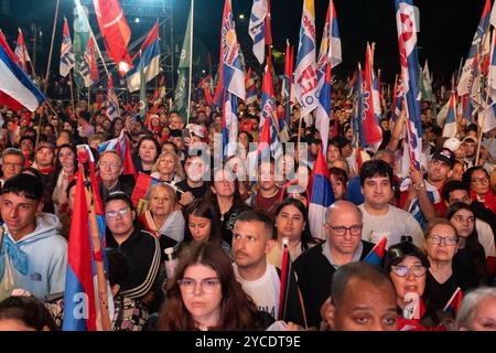 Montevideo, Uruguay. 22 ottobre 2024. I sostenitori si sono riuniti in una manifestazione dell'alleanza di sinistra Frente Amplio, cinque giorni prima delle elezioni uruguaiane. Credito: Santiago Mazzarovich/dpa/Alamy Live News Foto Stock