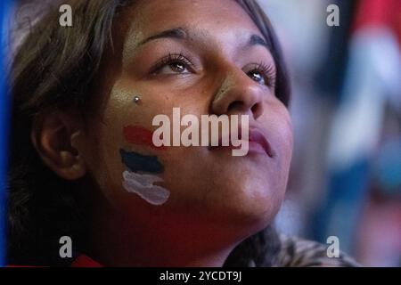 Montevideo, Uruguay. 22 ottobre 2024. I sostenitori si sono riuniti in una manifestazione dell'alleanza di sinistra Frente Amplio, cinque giorni prima delle elezioni uruguaiane. Credito: Santiago Mazzarovich/dpa/Alamy Live News Foto Stock