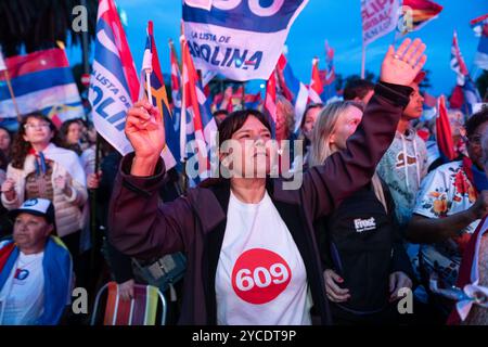 Montevideo, Uruguay. 22 ottobre 2024. I sostenitori si sono riuniti in una manifestazione dell'alleanza di sinistra Frente Amplio, cinque giorni prima delle elezioni uruguaiane. Credito: Santiago Mazzarovich/dpa/Alamy Live News Foto Stock