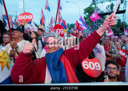 Montevideo, Uruguay. 22 ottobre 2024. I sostenitori si sono riuniti in una manifestazione dell'alleanza di sinistra Frente Amplio, cinque giorni prima delle elezioni uruguaiane. Credito: Santiago Mazzarovich/dpa/Alamy Live News Foto Stock