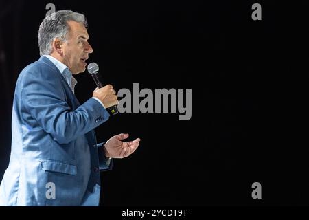 Montevideo, Uruguay. 22 ottobre 2024. Il candidato presidenziale dell'alleanza di sinistra Frente Amplio, Yamandu Orsi, tiene un discorso durante una manifestazione cinque giorni prima delle elezioni uruguaiane. Credito: Santiago Mazzarovich/dpa/Alamy Live News Foto Stock