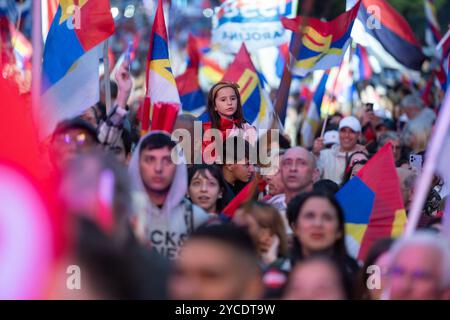 Montevideo, Uruguay. 22 ottobre 2024. I sostenitori si sono riuniti in una manifestazione dell'alleanza di sinistra Frente Amplio, cinque giorni prima delle elezioni uruguaiane. Credito: Santiago Mazzarovich/dpa/Alamy Live News Foto Stock