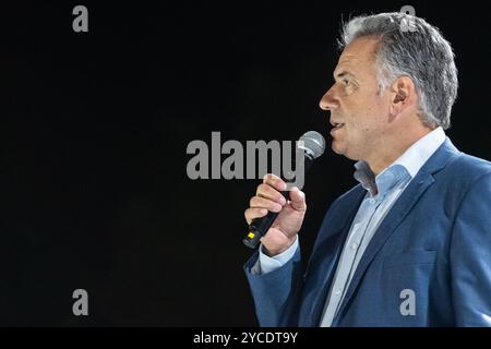 Montevideo, Uruguay. 22 ottobre 2024. Il candidato presidenziale dell'alleanza di sinistra Frente Amplio, Yamandu Orsi, tiene un discorso durante una manifestazione cinque giorni prima delle elezioni uruguaiane. Credito: Santiago Mazzarovich/dpa/Alamy Live News Foto Stock