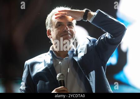 Montevideo, Uruguay. 22 ottobre 2024. Il candidato presidenziale dell'alleanza di sinistra Frente Amplio, Yamandu Orsi, durante un discorso in una manifestazione cinque giorni prima delle elezioni uruguaiane. Credito: Santiago Mazzarovich/dpa/Alamy Live News Foto Stock