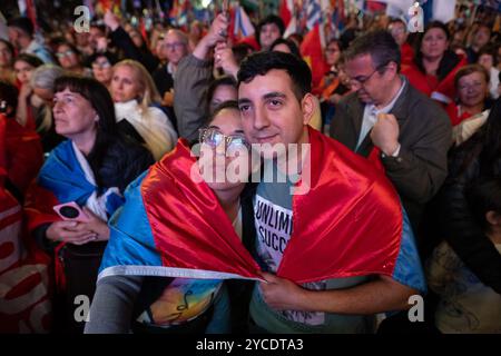 Montevideo, Uruguay. 22 ottobre 2024. I sostenitori si sono riuniti in una manifestazione dell'alleanza di sinistra Frente Amplio, cinque giorni prima delle elezioni uruguaiane. Credito: Santiago Mazzarovich/dpa/Alamy Live News Foto Stock