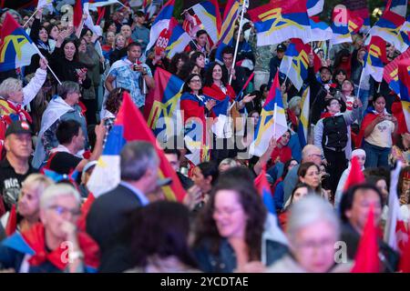 Montevideo, Uruguay. 22 ottobre 2024. I sostenitori si sono riuniti in una manifestazione dell'alleanza di sinistra Frente Amplio, cinque giorni prima delle elezioni uruguaiane. Credito: Santiago Mazzarovich/dpa/Alamy Live News Foto Stock