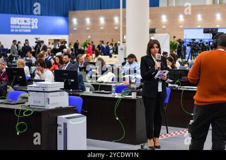 Kazan, Russia. 22 ottobre 2024. I professionisti dei media lavorano al centro mediatico del 16° vertice BRICS a Kazan, Russia, 22 ottobre 2024. Il centro mediatico del 16° vertice BRICS è stato messo in funzione martedì. Crediti: Cao Yang/Xinhua/Alamy Live News Foto Stock