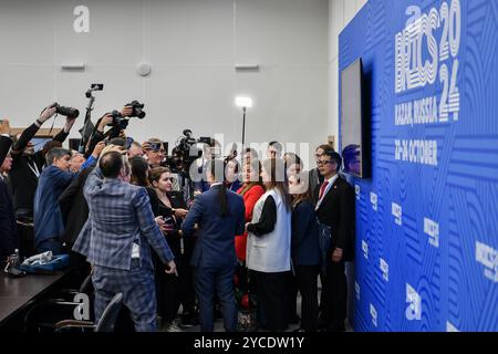 Kazan, Russia. 22 ottobre 2024. I professionisti dei media lavorano al centro mediatico del 16° vertice BRICS a Kazan, Russia, 22 ottobre 2024. Il centro mediatico del 16° vertice BRICS è stato messo in funzione martedì. Crediti: Cao Yang/Xinhua/Alamy Live News Foto Stock