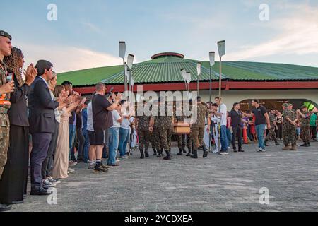 Pelotas, Brasile. 22 ottobre 2024. RS - PELOTAS - 10/22/2024 - PELOTAS, RISVEGLIO COLLETTIVO PER GLI ATLETI DI CANOTTAGGIO - movimento al Clube Centro Portugues 1&#xba; de Dezembro nella città di Pelotas, questo martedì (22), durante la veglia collettiva per le vittime di un incidente su BR-376 a Guaratuba-PR. Gli atleti, di età compresa tra i 17 e i 21 anni, stavano tornando dal Campionato brasiliano di canottaggio a San Paolo, quando un camion si è ribaltato sul veicolo che trasportava il gruppo. Nove persone sono morte, sette atleti e l'allenatore della squadra. Foto: Volmer Perez/AGIF credito: AGIF/Alamy Live News Foto Stock