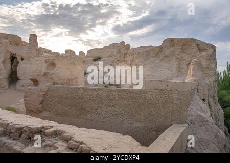 Antiche rovine della città di Jiaohe sulla via della seta nello Xinjiang, in Cina, durante il tramonto Foto Stock