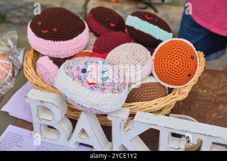 Finte versioni a maglia dell'iconico deserto. Al Whoopie Pie Festival di dover-Foxcroft, Maine, New England, Stati Uniti Foto Stock