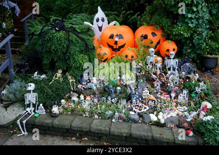 Mostra all'aperto di Halloween e giardino delle fate con statuette in miniatura Foto Stock