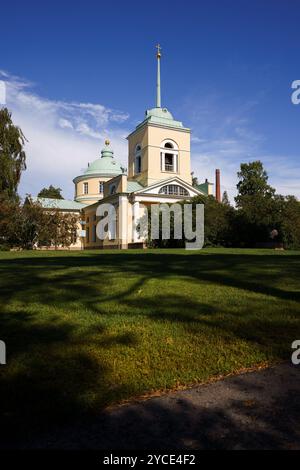 Kotka, Finlandia. 10 agosto 2024 - Chiesa di San Nicola nel parco Isopuisto. Foto Stock