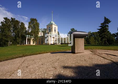 Kotka, Finlandia. 10 agosto 2024 - Chiesa di San Nicola nel parco Isopuisto. Foto Stock