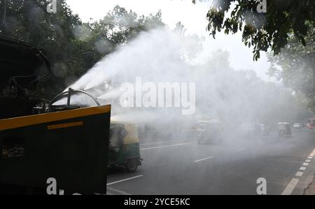 Nuova Delhi, India. 22 ottobre 2024. NUOVA DELHI, INDIA - 22 OTTOBRE 2024: PWD Workers Water Spraying to the BEST the Pollution at ferozshah Road a New Delhi, India. (Foto di Sonu Mehta/Hindustan Times/Sipa USA) credito: SIPA USA/Alamy Live News Foto Stock