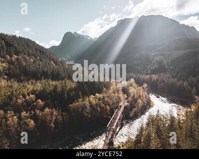 Un ponte ferroviario sul fiume Skyhomish nelle Washington Cascades, Mount Index sullo sfondo Foto Stock