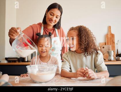 Cuocere, bambini e donne con latte in cucina per il supporto, l'aiuto e l'insegnamento delle ricette nel fine settimana. Casa, bambini e madre con farina in ciotola per Foto Stock
