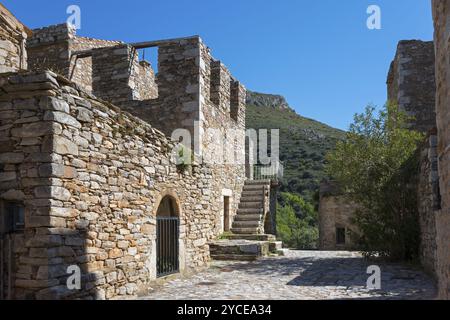 Rovine storiche con muri in pietra e scale in un soleggiato villaggio di montagna, torri residenziali, Vathia, Ithylo, Anatoliki mani, mani, Laconia, Peloponneso Foto Stock