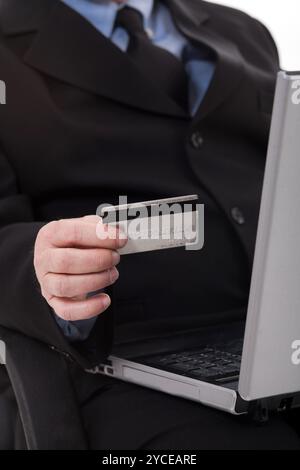 Uomo d affari con carta di credito focus sulla scheda su sfondo isolato Foto Stock