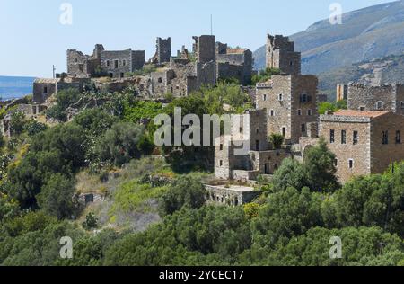 Vista dettagliata delle storiche case in pietra di un villaggio collinare, torri residenziali, Vathia, Ithylo, Anatoliki mani, mani, Laconia, Peloponneso, Grecia, E. Foto Stock