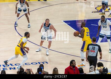 Los Angeles, Stati Uniti. 22 ottobre 2024. LeBron James dei Los Angeles Lakers (2nd R) sembra passare a Bronny James (L) contro Joe Ingles n. 7 dei Minnesota Timberwolves durante una partita di basket NBA alla Crypto.com Arena di martedì 22 ottobre 2024 a Los Angeles. Credito: SOPA Images Limited/Alamy Live News Foto Stock