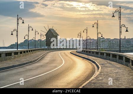 Il mulino a vento di legno sull'istmo di sunrise in Nessebar antica città sulla costa bulgara del Mar Nero. Nesebar o Nesebr è un patrimonio mondiale UNESCO Foto Stock