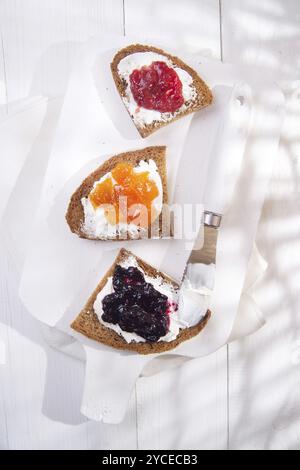 Colazione italiana a base di pane integrale, burro e marmellata Foto Stock