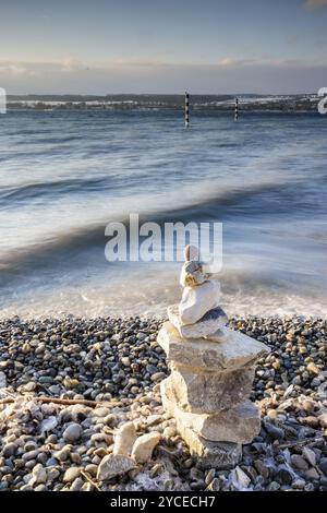 Cairn sulla riva con dolci onde sullo sfondo, Hoernle, Costanza, Lago di Costanza, Baden-Wuerttemberg, Germania, Europa Foto Stock