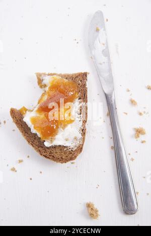 Colazione italiana a base di pane integrale, burro e marmellata Foto Stock