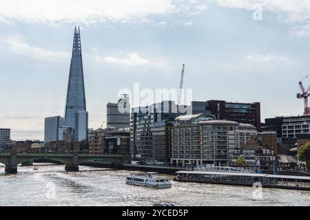 LONDRA, Regno Unito, 26 agosto 2023: Cityscape of London by Thames River. Southbank Foto Stock