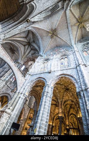 Avila, Spagna, 11 novembre 2014: Paesaggio urbano di Avila dalle mura medievali un giorno nuvoloso. La città vecchia e le sue chiese extramurali sono state dichiarate un mondo H Foto Stock