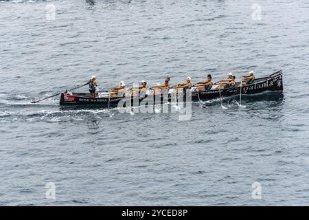 San Sebastian, Spagna, 8 luglio 2023: Regata di barche a remi Trainera nella baia di la Concha a San Sebastian durante Eusko Label e Euskotren 2023 leag Foto Stock