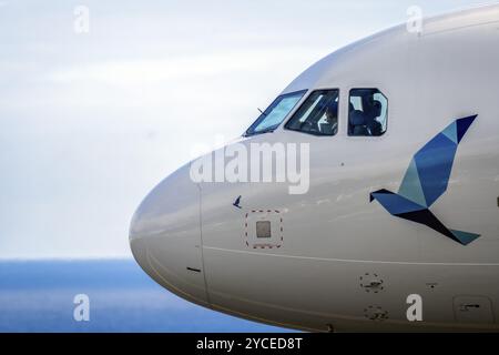 Ponta Delgada, Portogallo, 9 luglio 2022: Azores Airlines Airbus A321-253NX, tranquillo sulla pista dell'aeroporto. Airbus A321 con tema pacifico l Foto Stock