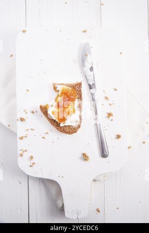 Colazione italiana a base di pane integrale, burro e marmellata Foto Stock