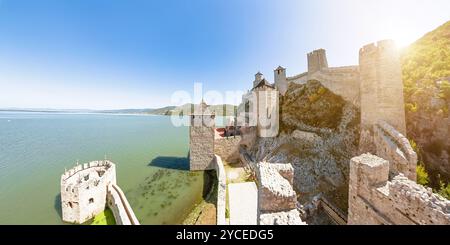 Vista droni della fortezza di Golubac che domina il Danubio in Serbia, offrendo una vista panoramica di una bandiera serba che sventola, una testimonianza dei ricchi serbi Foto Stock