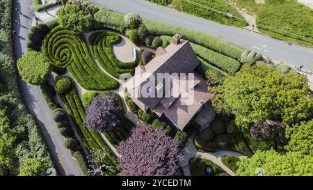 17.05.2023 Etretat Francia Drone prospettiva sui giardini di Etratat (Les Jardins D'Etretat) con casa: Fantastiche curve topiarie di cespugli e zigza Foto Stock