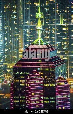 Fantastica vista di Hong Kong, grattacieli dal Peak, paesaggio notturno nel quartiere centrale e Kowloon di Hong kong Foto Stock