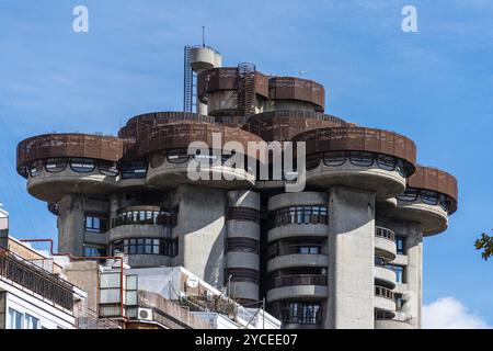 Madrid, Spagna, 26 settembre 2021: Veduta dell'edificio Torres Blancas, un grattacielo residenziale di lusso con facciata in cemento progettato da Oizo architec Foto Stock