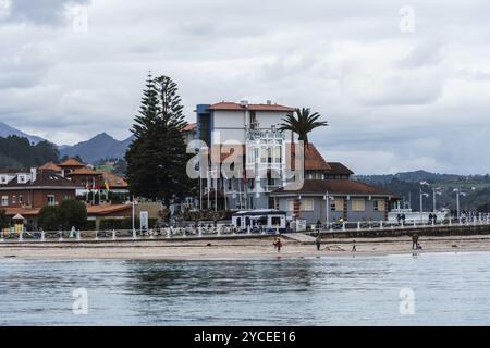 Ribadesella, Spagna, 27 marzo 2024: Panoramica di Ribadesella. Vista della città turistica e della spiaggia di Ribadesella nelle Asturie, in Europa Foto Stock