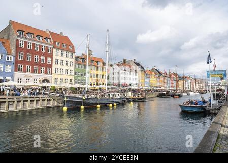 Copenaghen, Danimarca, 11 agosto 2016: Nyhavn un giorno nuvoloso. itâ è un lungomare del XVII secolo, un canale e un quartiere di intrattenimento a Copenhagen fiancheggiato da Foto Stock