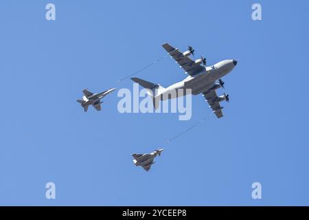 Madrid, Spagna, 12 ottobre 2023: Aerocisterna Airbus A-400 che rifornisce Mc Donnell Douglas F-18 Hornet ed Eurofighter Typhoon durante la parata del braccio Foto Stock