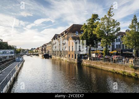 Mechelen, Belgio, 29 luglio 2016: Paesaggio urbano di Mechelen dalla passerella sul canale. Mechelen è una delle città d'arte storica più importanti di F Foto Stock