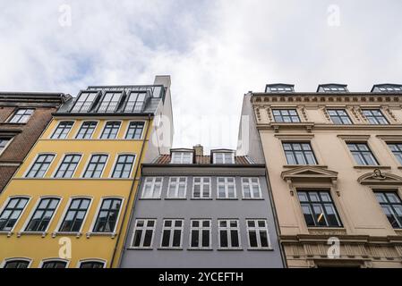 Copenaghen, Danimarca, 10 agosto 2016. Vista ad angolo basso degli edifici tipici nel centro storico di Copenhagen, in Europa Foto Stock