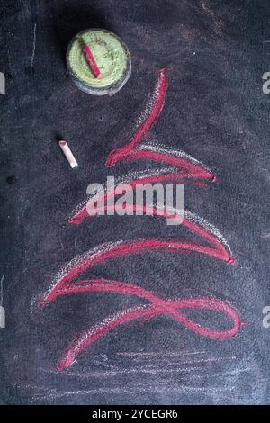 Rappresentazione grafica di un albero di Natale disegnato con gesso su lavagna Foto Stock