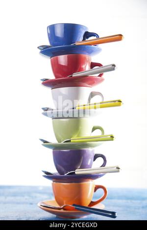 Accessori da cucina, torre colorata di tazze di caffè Foto Stock