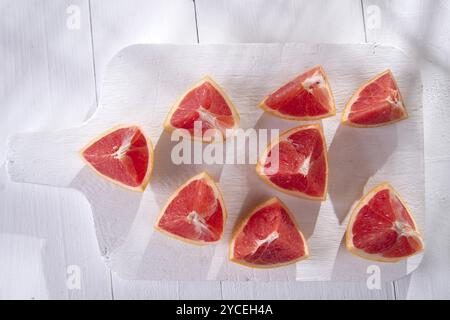 Presentazione sul rosso taglio Segmenti di pompelmi e di pomeli Foto Stock