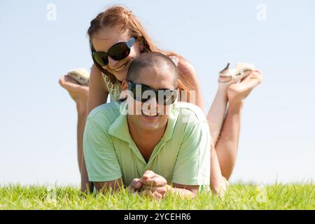 Felice coppia giovane godendo giornata estiva nel parco Foto Stock