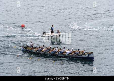 San Sebastian, Spagna, 8 luglio 2023: Regata di barche a remi Trainera nella baia di la Concha a San Sebastian durante Eusko Label e Euskotren 2023 leag Foto Stock