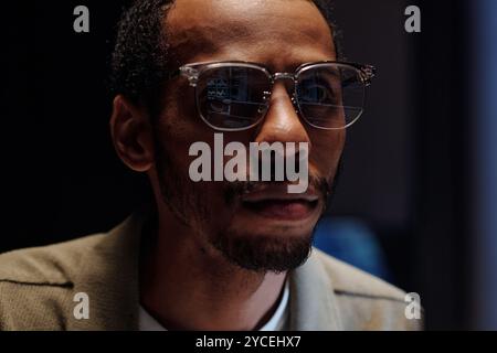 Ritratto dell'uomo barbuto che indossa occhiali con espressione mirata Foto Stock